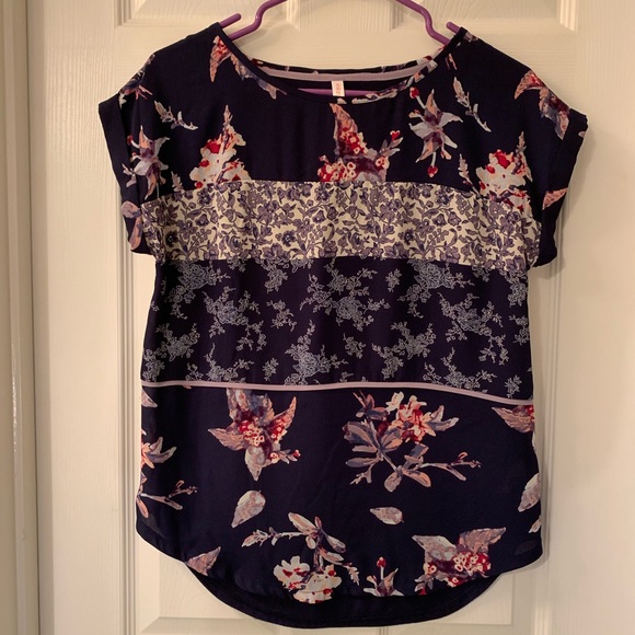 Super cute flowered top! - Picture 2 of 4